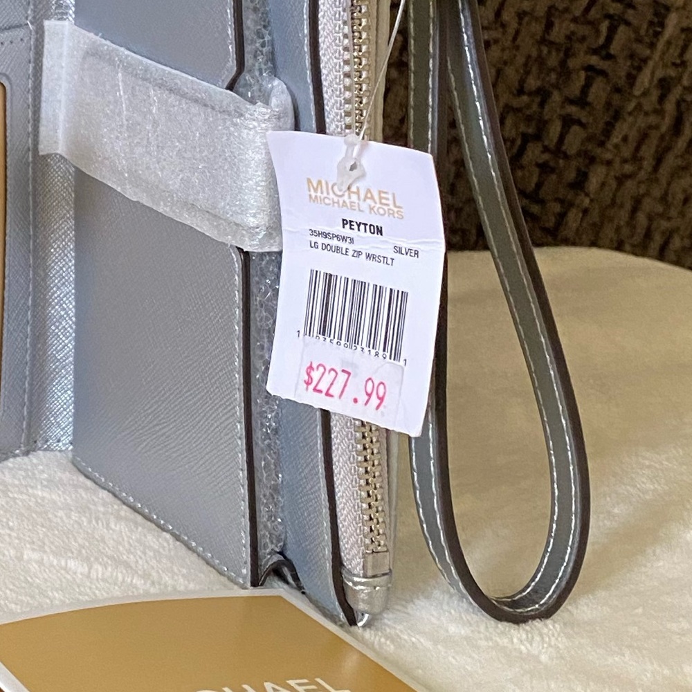 SOLD! NWT Michael Kors Peyton Double Zip Wristlet - Picture 16 of 16